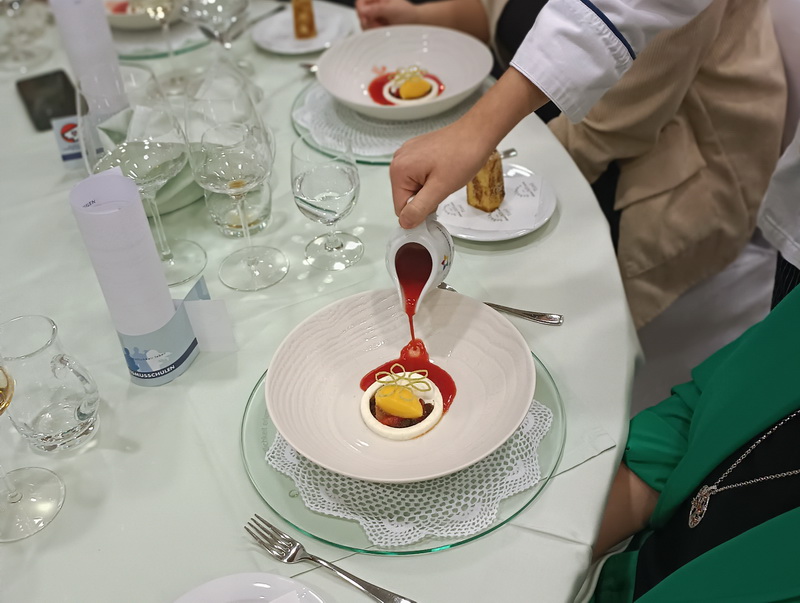 Das Dessert von Stefan Geisler am Tisch